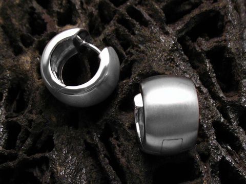 Creolen aus 925 Sterling Silber mit einem Durchmesser von 15 mm, elegant und zeitlos im Design, ideal für jeden Anlass, hergestellt von Juwelier Harnisch.