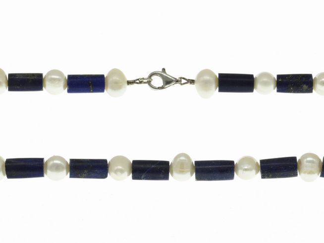 Steinkette aus Lapislazuli und Süßwasser-Zuchtperlen in Blau und Weiß, 42 cm lang, mit Silberverschluß, dekorativ angeordnet für eleganten Schmuckstil.