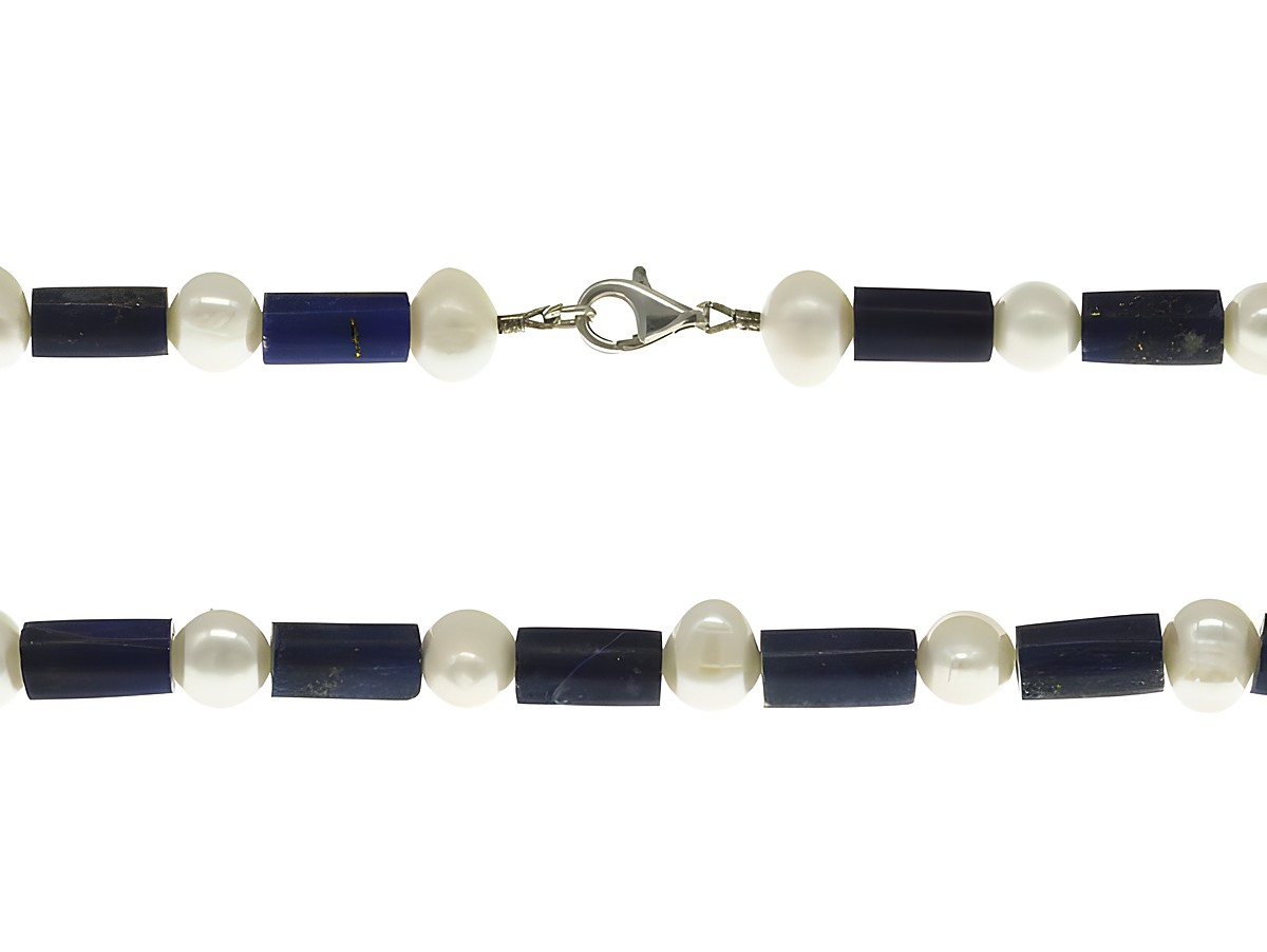 Steinkette aus Lapislazuli und Süßwasser-Zuchtperlen in Blau und Weiß, 42 cm lang, mit Silberverschluß, dekorativ angeordnet für eleganten Schmuckstil.