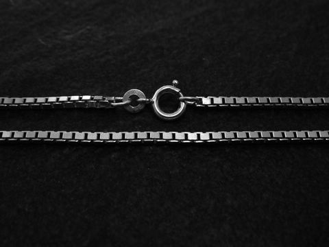 Venezianerkette in Silber mit einer Länge von 55 cm und einer Stärke von 2,1 mm, hergestellt von Juwelier Harnisch, mit einfachem Karabinerverschluss.