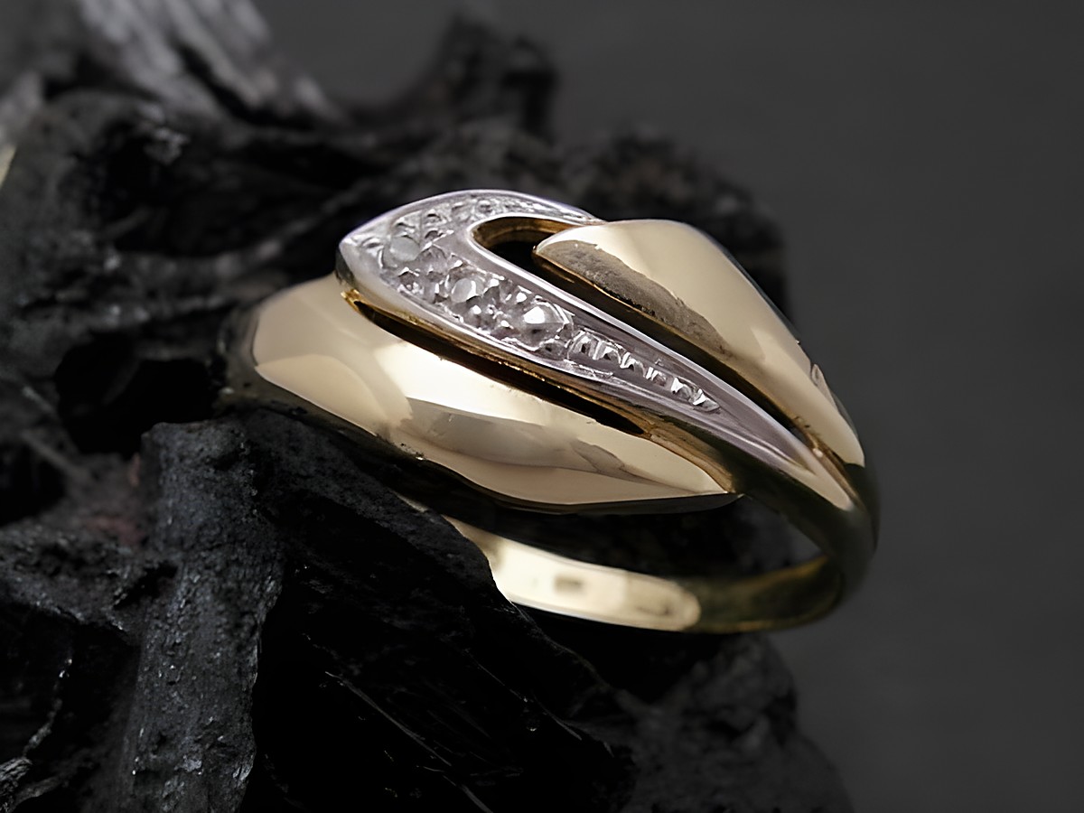 Gold Ring - nobel - Gold 585 bicolor - Diamant - Goldring - Gr. 64, Hersteller: Juwelier Harnisch, über Gr. 60/19, elegant geformt mit funkelnden Diamanten und glänzendem Gold.
