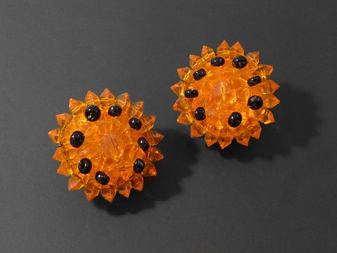 Pompöse goldfarbene Strass Ohrclips in leuchtendem Orange mit schwarzem Verlauf, hergestellt von Juwelier Harnisch, perfektes Accessoire für besondere Anlässe.