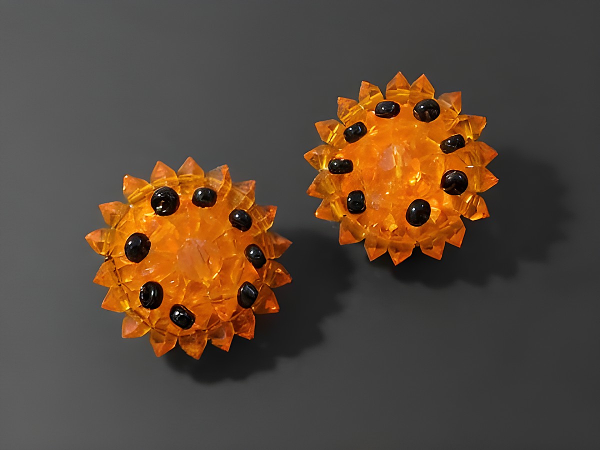 Pompöse goldfarbene Strass Ohrclips in leuchtendem Orange mit schwarzem Verlauf, hergestellt von Juwelier Harnisch, perfektes Accessoire für besondere Anlässe.