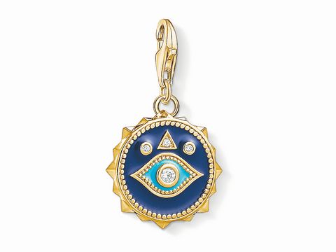 Charm-Anhänger von Thomas Sabo mit vergoldetem Nazars Auge, kombiniert mit blauen und weißen Elementen, dient als Glücksbringer und wird an einem praktischen Karabiner befestigt.