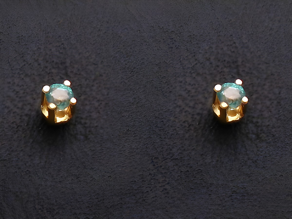 Gold Ohrringe weiblich mit Smaragd, Hersteller Juwelier Harnisch, elegantes Design in goldener Fassung, funkelnde Steine, ideal für besondere Anlässe oder den Alltag.