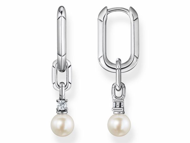 Thomas Sabo Creolen aus Sterling Silber mit geschwungenem Design, verziert mit einer Süßwasserzuchtperle und einem weißen Zirkonia. Eleganter Schmuck für jeden Anlass.