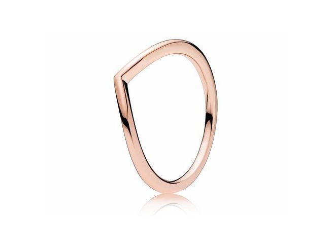 186314046-0 Polierter Wishbone-Ring aus Roségold Vergoldung von Pandora in Größe 46. Der Ring hat eine elegante, geschwungene Form und spiegelt lichtreflektierend, ideal für besondere Anlässe.