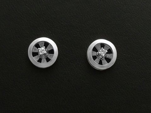 Weißgold Ohrstecker 585 rund mit einem Diamanten von 0,04 ct W/Si, Hersteller Juwelier Harnisch, elegante Ohrringe in zeitlosem Design.
