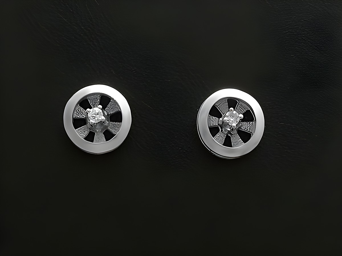 Weißgold Ohrstecker 585 rund mit einem Diamanten von 0,04 ct W/Si, Hersteller Juwelier Harnisch, elegante Ohrringe in zeitlosem Design.