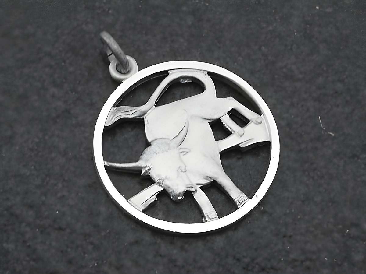 Runder Silber Anhänger mit dem Sternzeichen Stier, dargestellt durch einen stilisierten Stier in einem Kreis, hergestellt von Juwelier Harnisch. Ideal als Geschenk für Stier-Geborene.
