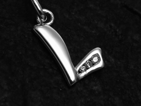 Buchstaben Anhänger L aus Sterling Silber mit Zirkonia, elegant und modern gestaltet, ideal als Schmuckstück oder Geschenk, Hersteller Juwelier Harnisch.