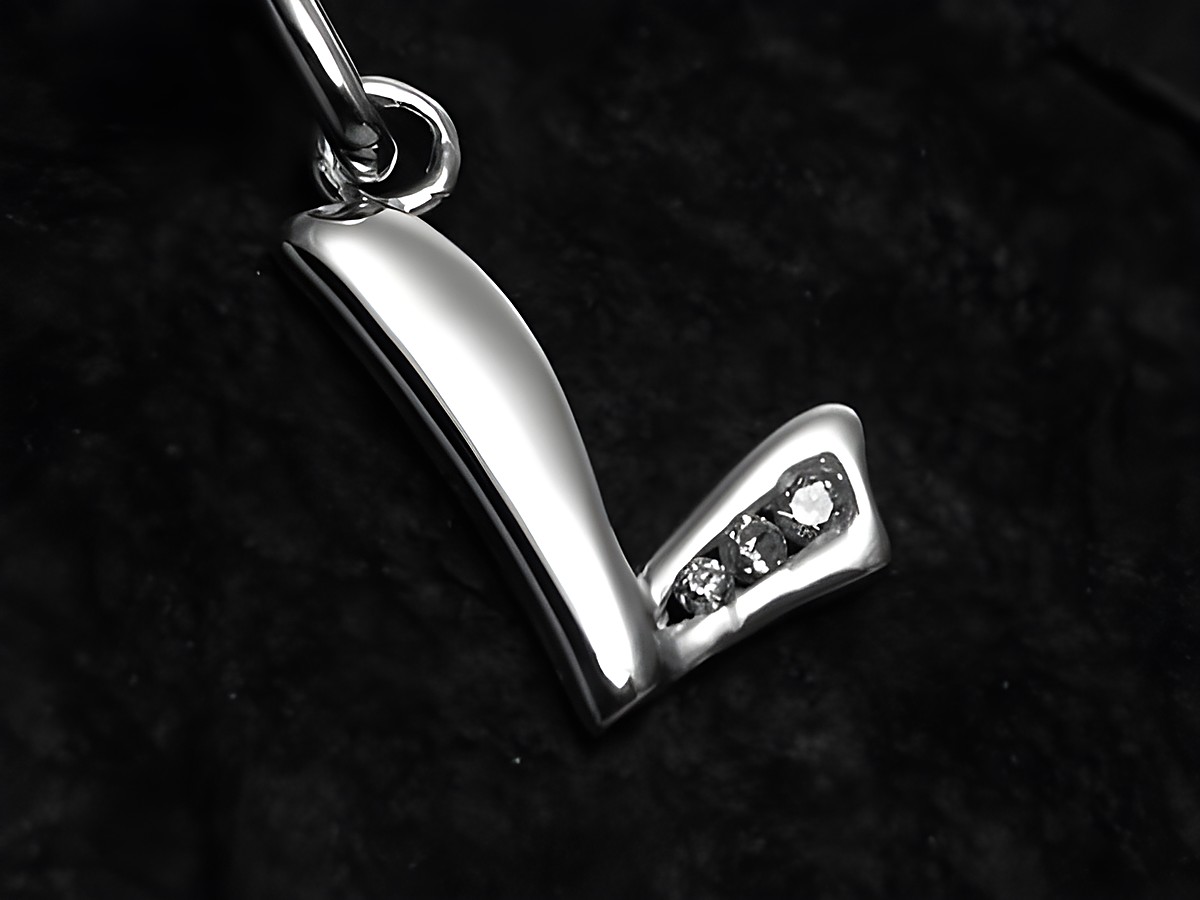 Buchstaben Anhänger L aus Sterling Silber mit Zirkonia, elegant und modern gestaltet, ideal als Schmuckstück oder Geschenk, Hersteller Juwelier Harnisch.