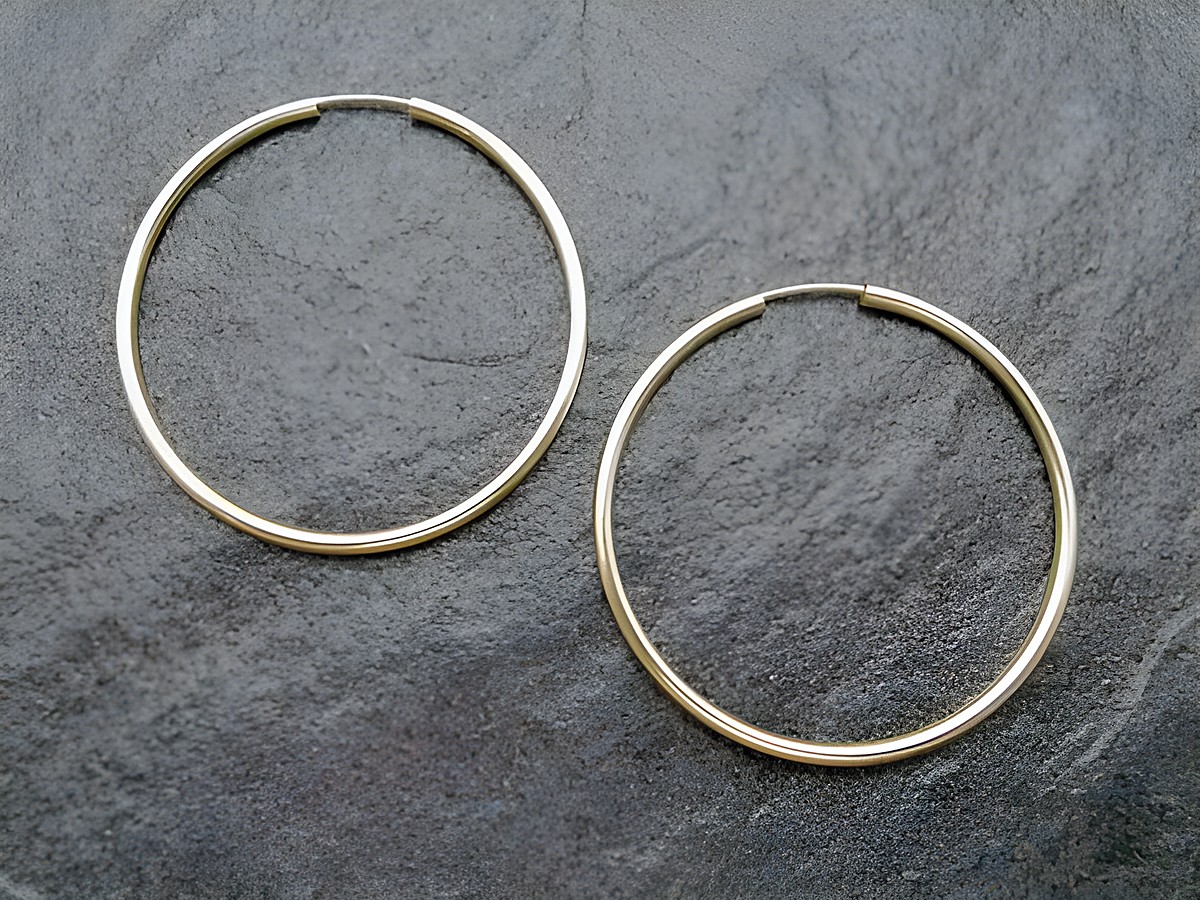 Gold Creolen 4 cm aus Gold 585 mit einem Durchmesser von 2 mm, hergestellt von Juwelier Harnisch, ideal für jeden Anlass und bis zu 45 mm tragbar.