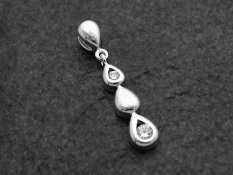 Anhänger Tropfen aus Sterling Silber 925 mit Zirkonia in besonderem Design, Hersteller Juwelier Harnisch, elegant und zeitlos, ideal für stilvolle Auftritte.