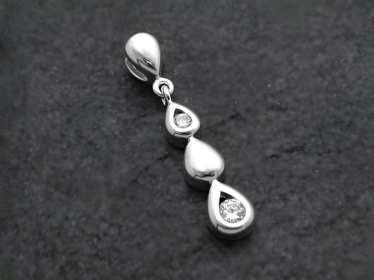 Anhänger Tropfen aus Sterling Silber 925 mit Zirkonia in besonderem Design, Hersteller Juwelier Harnisch, elegant und zeitlos, ideal für stilvolle Auftritte.