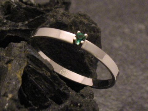 43739-0 Goldring zart Gold 333 mit synth. Turmalin in Größe 55,5, Hersteller Juwelier Harnisch, geeignet bis Größe 56/18, auf schwarzem Untergrund präsentiert.