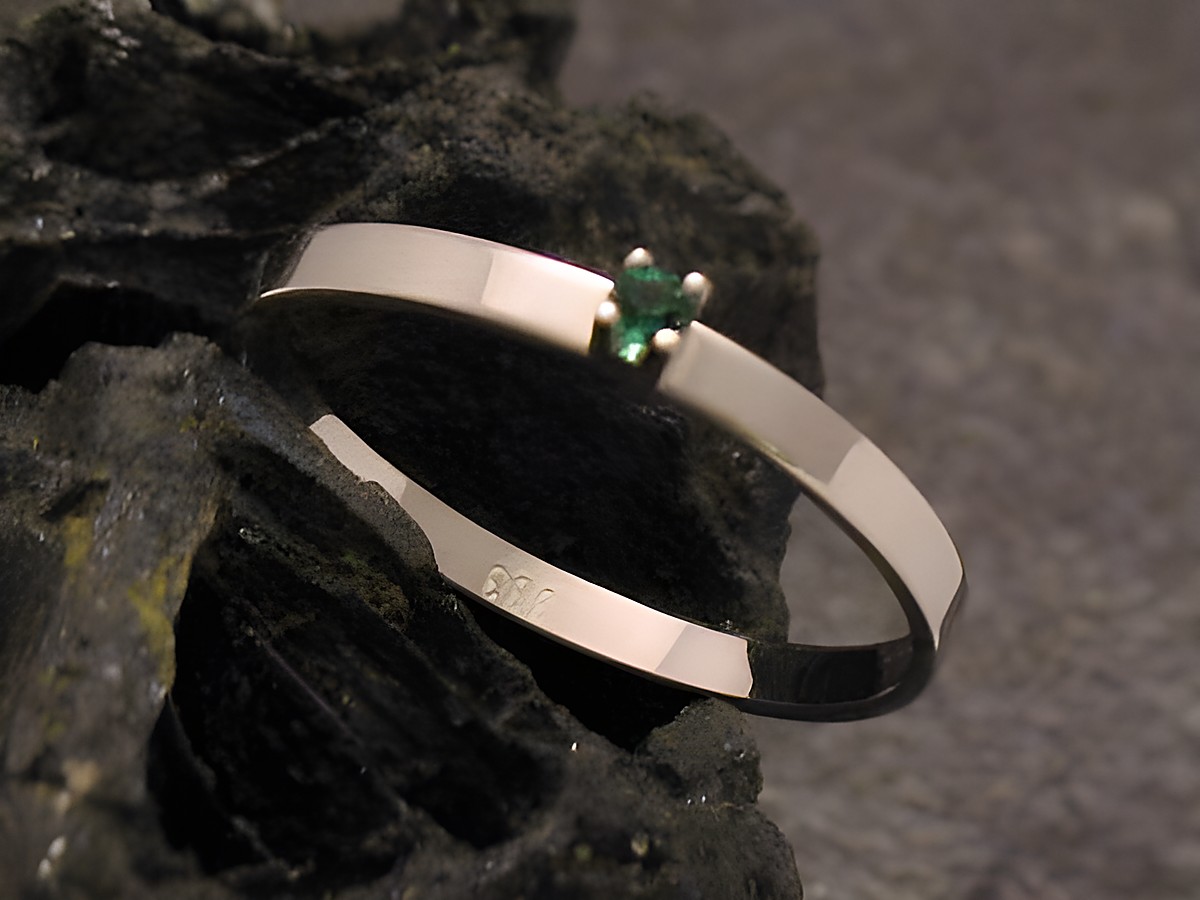 Goldring zart Gold 333 mit synth. Turmalin in Größe 55,5, Hersteller Juwelier Harnisch, geeignet bis Größe 56/18, auf schwarzem Untergrund präsentiert.