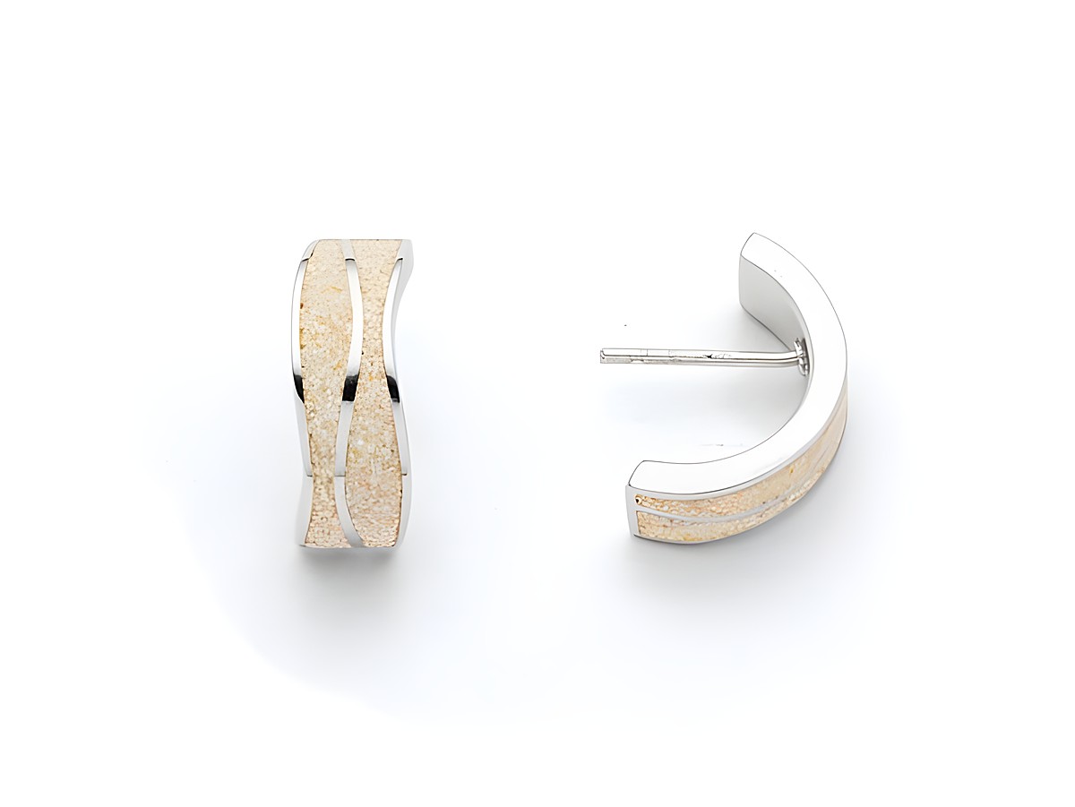DUR Welle 2.0 Ohrringe aus rhodiniertem Sterling Silber mit Strandsand-Details, elegante Form und modernes Design, ideal für einen stilvollen Auftritt.