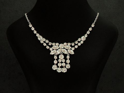Strass Collier Kette prunkvoll in Weiß, Länge 38-45 cm, gefertigt aus Sterling Silber und silberfarbenen Strasssteinen, präsentiert elegant auf einem schwarzen Hintergrund.