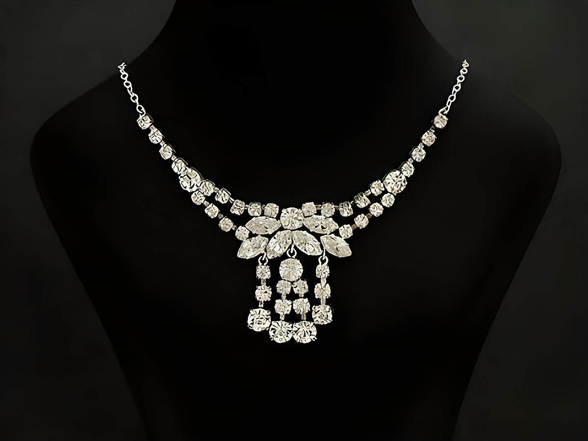 Strass Collier Kette prunkvoll in Weiß, Länge 38-45 cm, gefertigt aus Sterling Silber und silberfarbenen Strasssteinen, präsentiert elegant auf einem schwarzen Hintergrund.