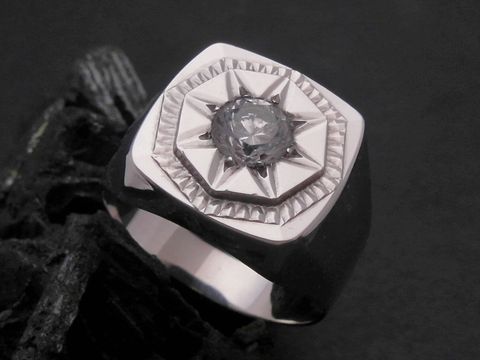Gold Ring nautisch Weißgold 333 Zirkonia Goldring Größe 61 von Juwelier Harnisch mit einem dekorativen Design und einem stylischen Kompass-Motiv in der Mitte. Ideal für maritime Liebhaber.