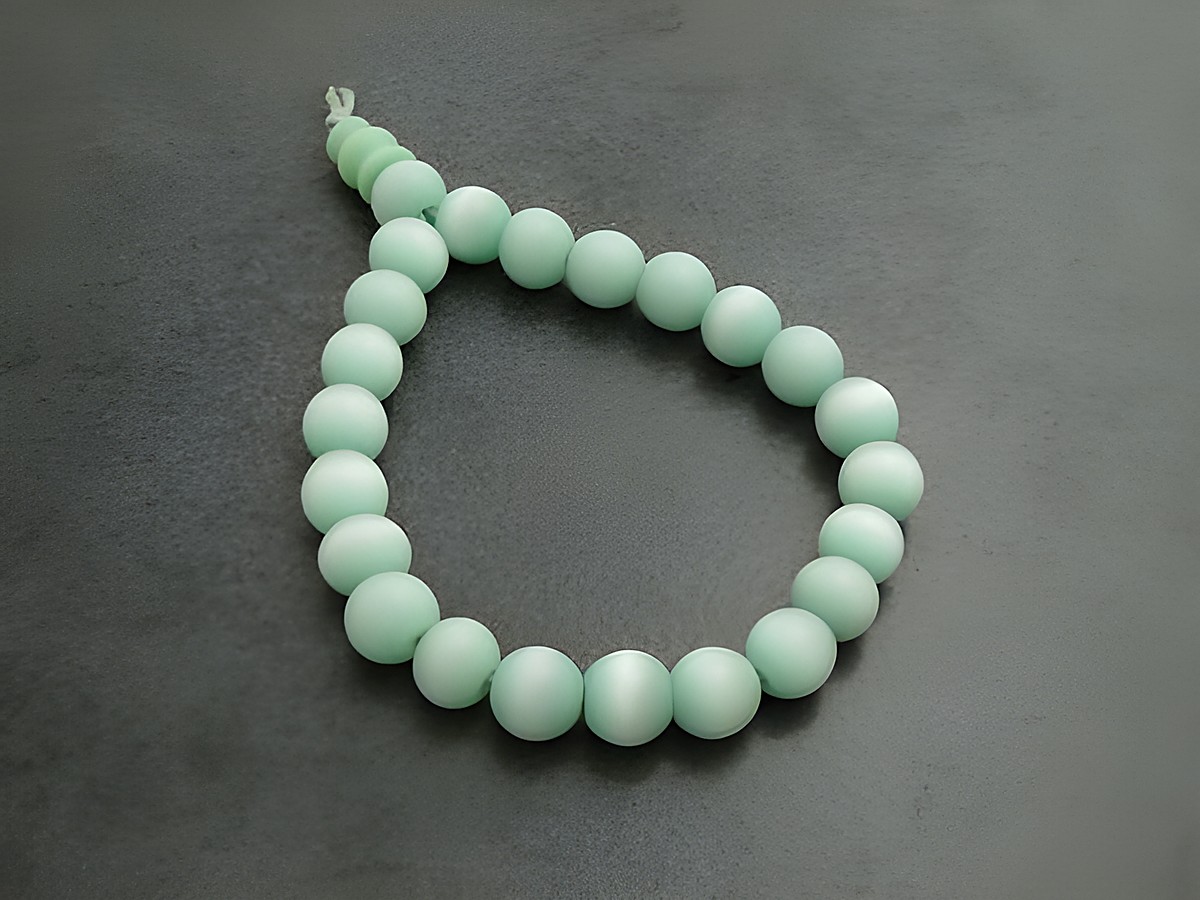 Powerarmband mit Gummizug in mintgrün, Durchmesser der Glassteine circa 14 cm, hergestellt von Juwelier Harnisch, schlichtes und modernes Design für jeden Anlass.