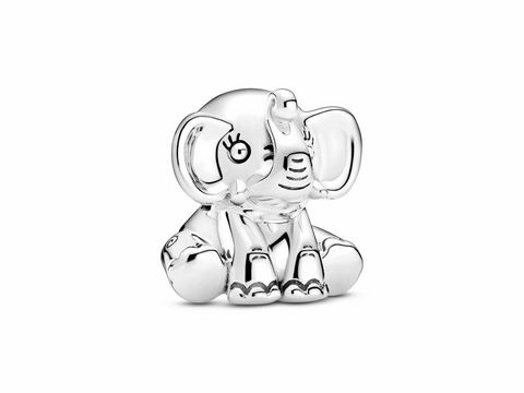 Charm von Pandora in Form eines niedlichen Elefanten aus Silber, sitzend mit verspieltem Ausdruck und feinen Details, ideal für persönliche Schmuckkollektionen.