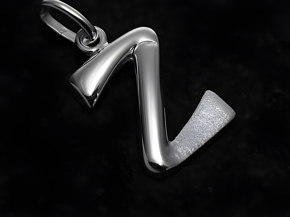 Buchstabenanhänger Z aus teilmattem Sterling Silber, hergestellt von Juwelier Harnisch, ideal für persönliche Schmuckgestaltungen. Elegantes Design und hochwertige Verarbeitung.