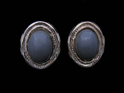 Ovaler Modeschmuck Ohrringe in goldfarben mit grünem Hingucker, Hersteller Juwelier Harnisch, passend zu Ear Cuffs, elegant und zeitlos.