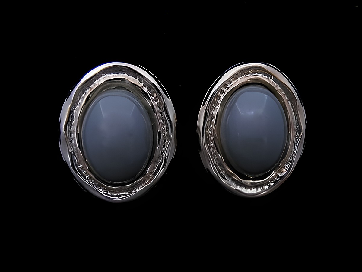 Ovaler Modeschmuck Ohrringe in goldfarben mit grünem Hingucker, Hersteller Juwelier Harnisch, passend zu Ear Cuffs, elegant und zeitlos.