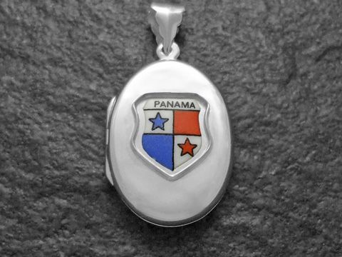 Silbernes Medaillon mit dem Wappen von Panama, dargestellt mit roten und blauen Farbfeldern sowie Sternen, hergestellt von Juwelier Harnisch. Ideal für Sammler und für die Wartung von Erinnerungen.