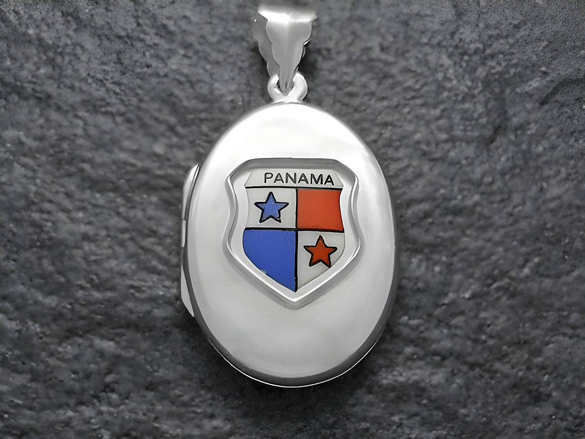 Silbernes Medaillon mit dem Wappen von Panama, dargestellt mit roten und blauen Farbfeldern sowie Sternen, hergestellt von Juwelier Harnisch. Ideal für Sammler und für die Wartung von Erinnerungen.