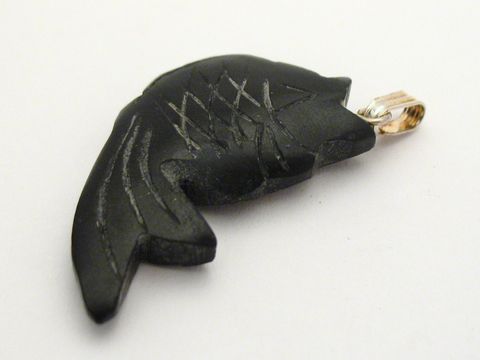 Fisch Onyx Anhänger in silberfarben, gestaltet von Juwelier Harnisch, mit kunstvollen Edelsteinelementen und einem detaillierten Design. Ideal für Schmuckliebhaber.
