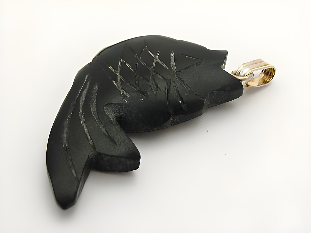 Fisch Onyx Anhänger in silberfarben, gestaltet von Juwelier Harnisch, mit kunstvollen Edelsteinelementen und einem detaillierten Design. Ideal für Schmuckliebhaber.