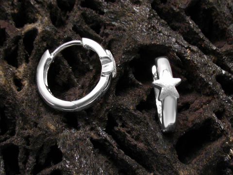 Creolen aus 925 Sterling Silber mit einem Durchmesser von 14,7 mm, gefertigt von Juwelier Harnisch, ideal für Kinder, in glänzendem Design und mit einem starförmigen Element.