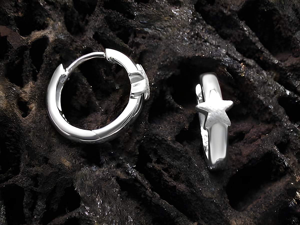 Creolen aus 925 Sterling Silber mit einem Durchmesser von 14,7 mm, gefertigt von Juwelier Harnisch, ideal für Kinder, in glänzendem Design und mit einem starförmigen Element.