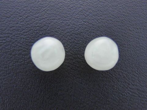 36465-0 Ohrringe Kugel aus Sterling Silber mit grün schimmerndem Achat von Juwelier Harnisch, elegant und stilvoll, ideal für jeden Anlass und passend zu verschiedenen Outfits.