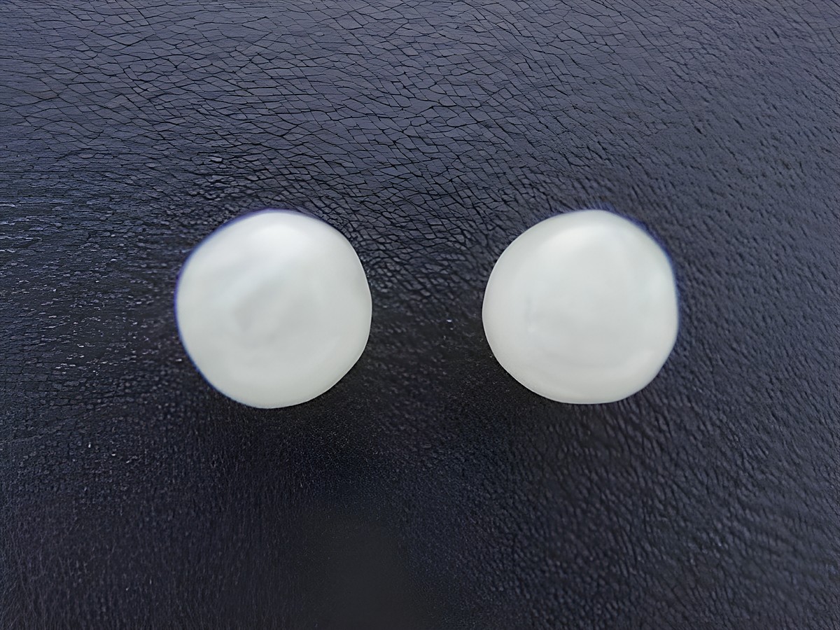 Ohrringe Kugel aus Sterling Silber mit grün schimmerndem Achat von Juwelier Harnisch, elegant und stilvoll, ideal für jeden Anlass und passend zu verschiedenen Outfits.