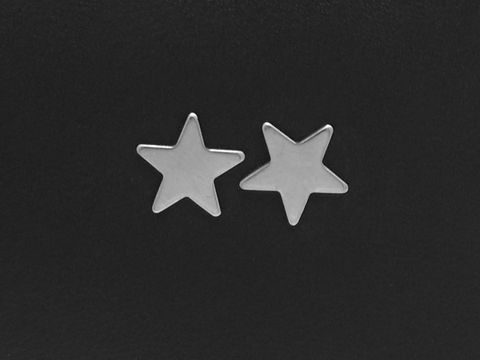 60826-0 Edelstahl Ohrringe in Sternform, Ohrstecker, gefertigt von Juwelier Harnisch. Schlichte, glänzende Oberfläche, ideal für jeden Anlass.