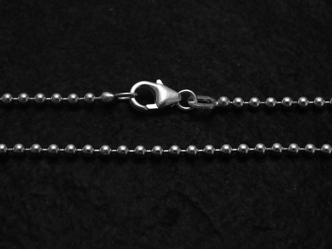 Kugelkette 50 cm 925 Sterling Silber 2 mm mit Karabinerverschluss, Hersteller Juwelier Harnisch, glänzende Kugeln auf schwarzem Hintergrund.