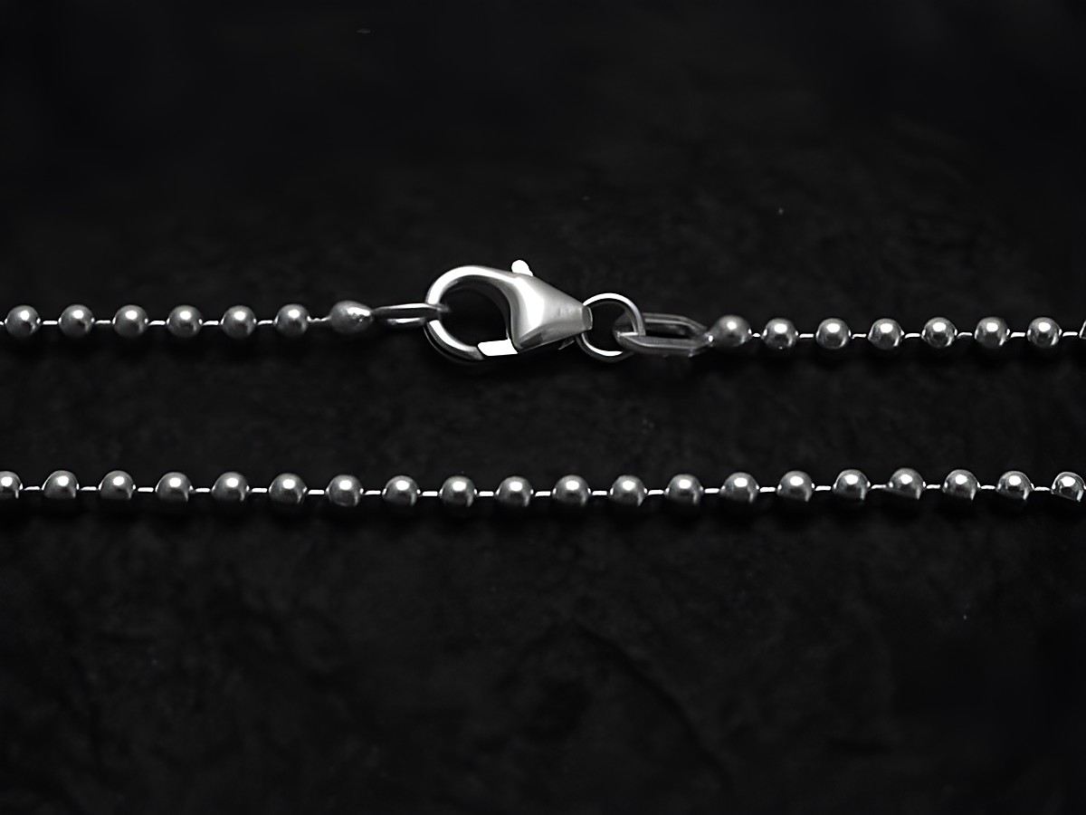 Kugelkette 50 cm 925 Sterling Silber 2 mm mit Karabinerverschluss, Hersteller Juwelier Harnisch, glänzende Kugeln auf schwarzem Hintergrund.