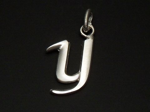 Buchstabe Y Anhänger aus poliertem Sterling Silber, elegant und stilvoll, hergestellt von Juwelier Harnisch, ideal für persönliche Schmuckstücke oder Geschenke.