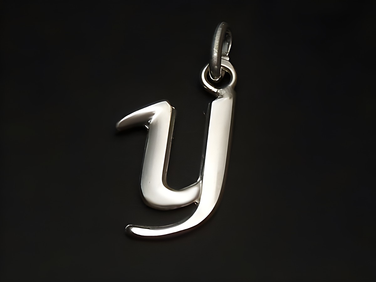 Buchstabe Y Anhänger aus poliertem Sterling Silber, elegant und stilvoll, hergestellt von Juwelier Harnisch, ideal für persönliche Schmuckstücke oder Geschenke.