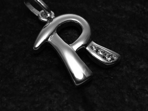 R Buchstaben Anhänger aus Sterling Silber mit Zirkonia, Hersteller Juwelier Harnisch, in glänzender Optik. Ideal als individuelles Schmuckstück für jeden Anlass.