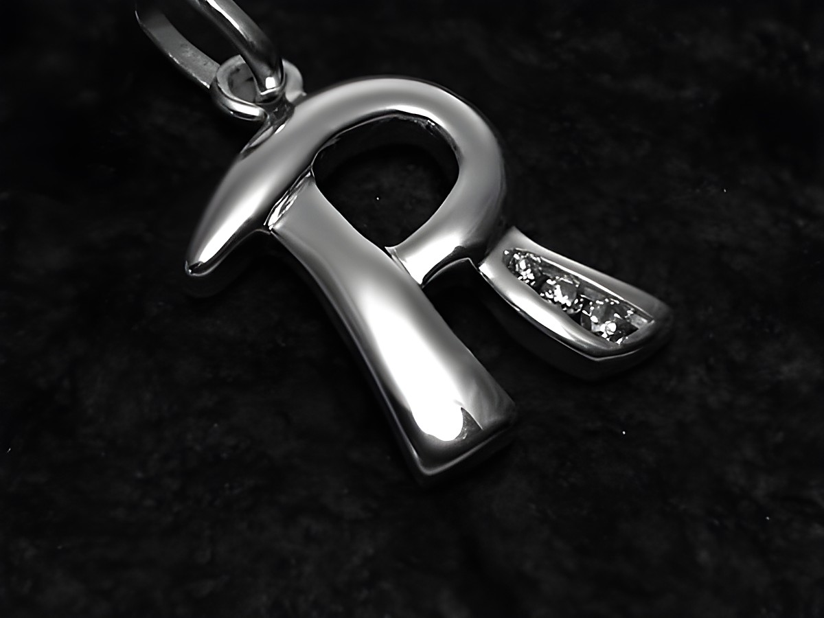 R Buchstaben Anhänger aus Sterling Silber mit Zirkonia, Hersteller Juwelier Harnisch, in glänzender Optik. Ideal als individuelles Schmuckstück für jeden Anlass.