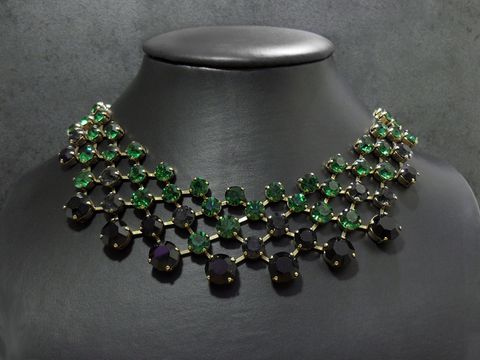 Strass Kette charmant in Grün-Schwarz-Mix mit goldfarbener Fassung, Hersteller Juwelier Harnisch, 44-47 cm lang, wunderschönes Design für eleganten Look.
