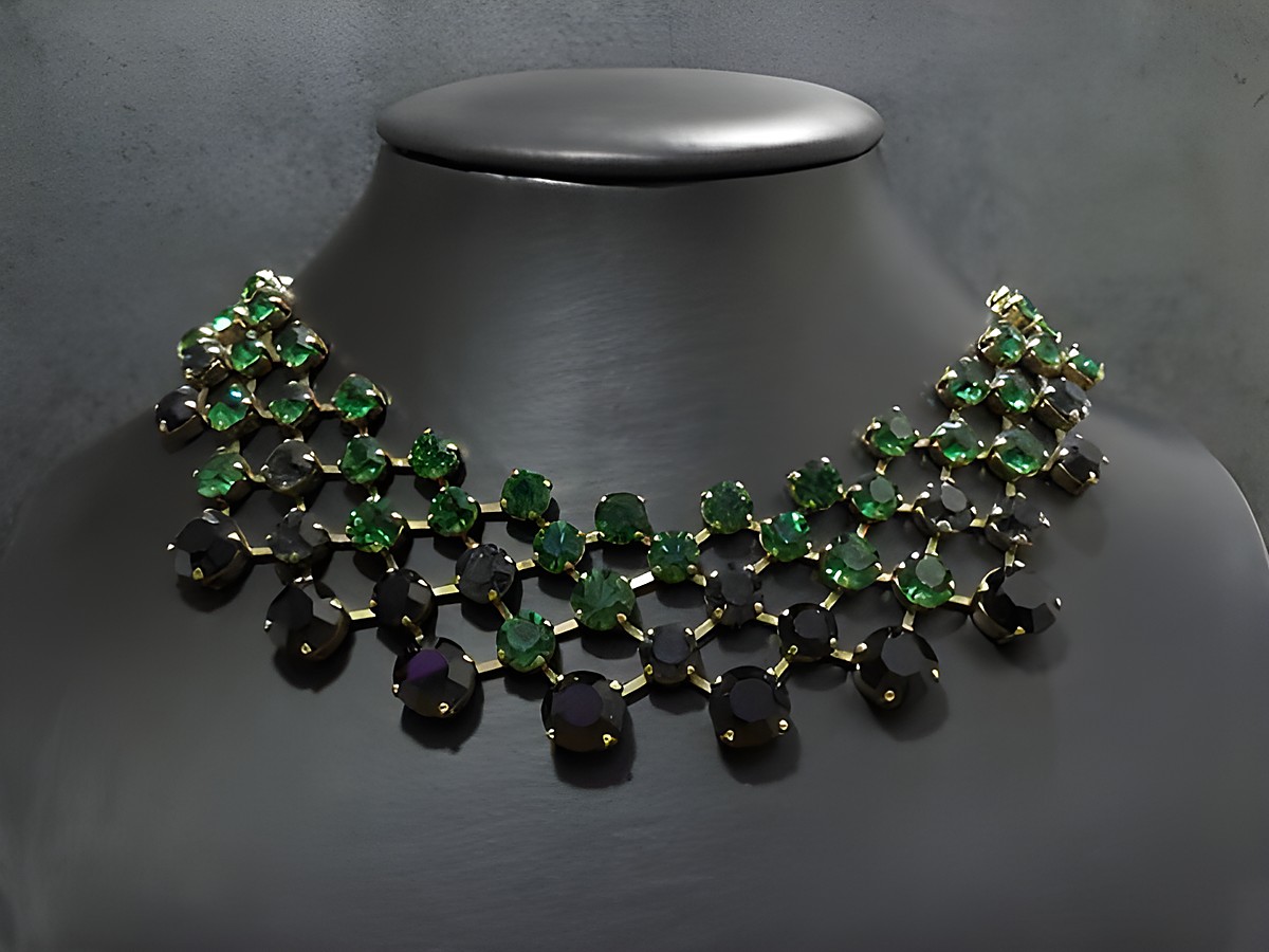 Strass Kette charmant in Grün-Schwarz-Mix mit goldfarbener Fassung, Hersteller Juwelier Harnisch, 44-47 cm lang, wunderschönes Design für eleganten Look.