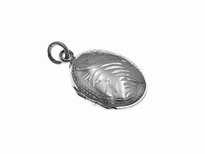 Silber Medaillon oval gewölbt mit Ranken Muster, Hersteller Juwelier Harnisch, dekoratives Design, Schmuckstück für besondere Anlässe, elegant und zeitlos.