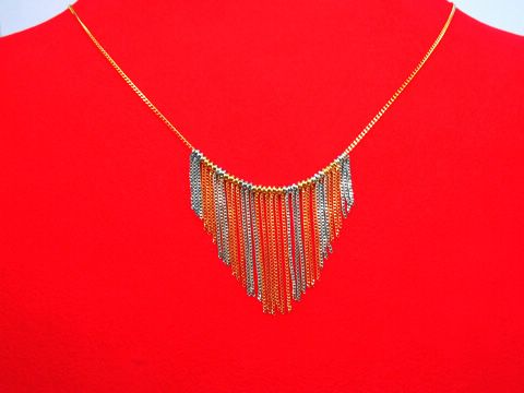 Collier Gold 333 Mittelteil dreifarbig tricolor in einer modernen Fächerform, elegant an einer feinen Kette präsentiert, ideal für schicke Anlässe, Hersteller Juwelier Harnisch, Länge 42 cm.