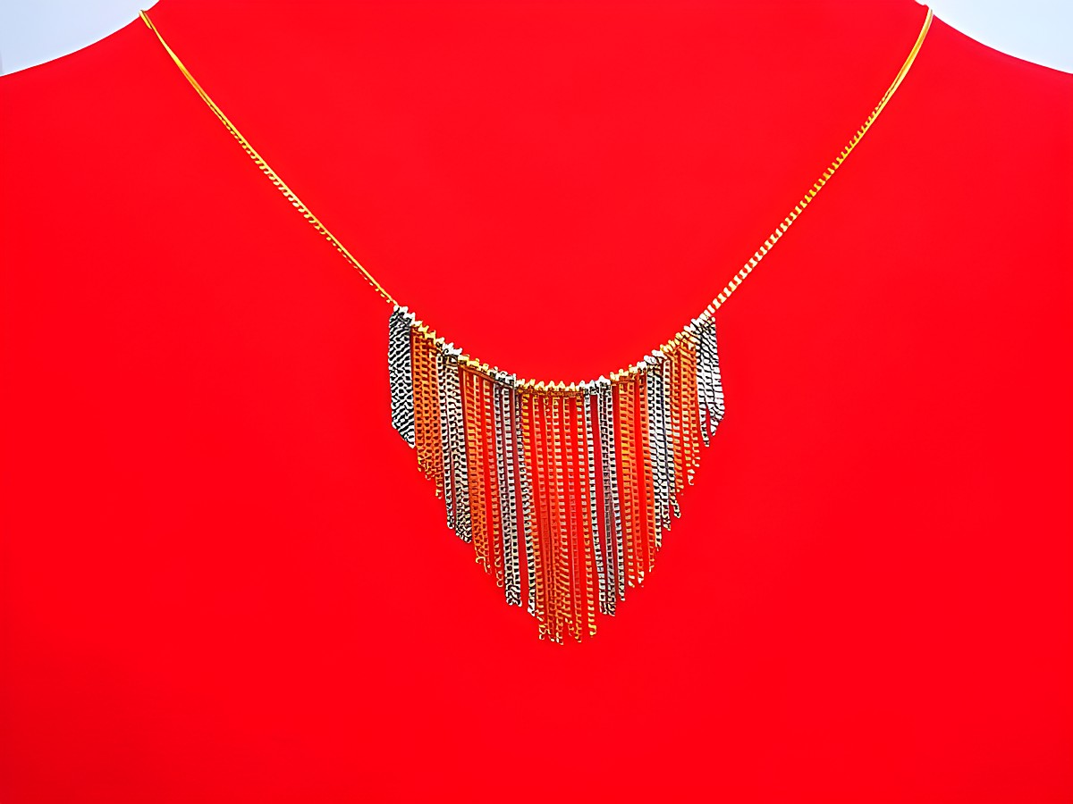 Collier Gold 333 Mittelteil dreifarbig tricolor in einer modernen Fächerform, elegant an einer feinen Kette präsentiert, ideal für schicke Anlässe, Hersteller Juwelier Harnisch, Länge 42 cm.